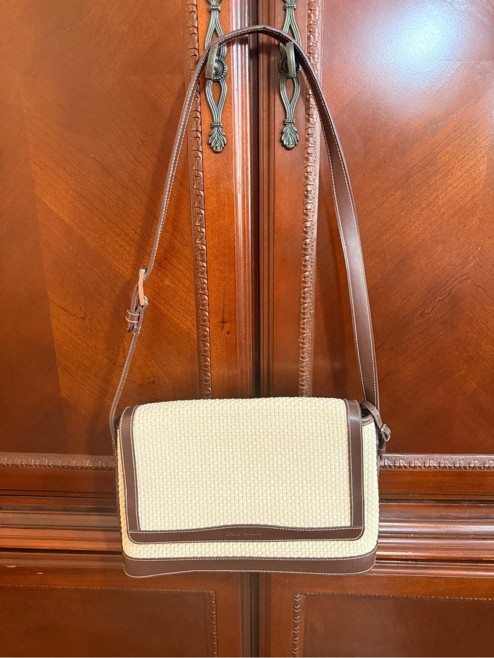 Enzo Angiolini EUC cream woven
W/Brown Leather Trim Crossbody/
Shoulder bag